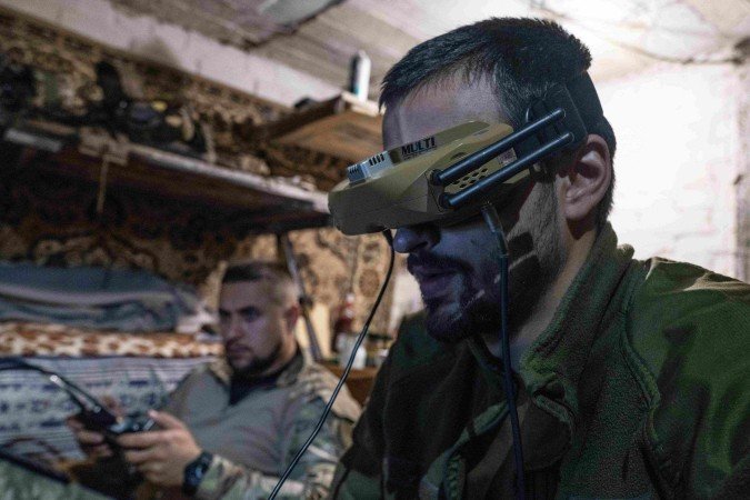 Militares ucranianos operam drones FPV em localidade perto de Kostyantynivka, no leste do país - (crédito: Iryna Rybakova/AFP) Militares ucranianos operam drones FPV em localidade perto de Kostyantynivka, no leste do país - (crédito: Iryna Rybakova/AFP)