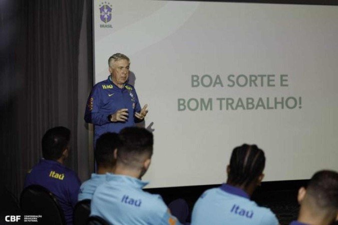 Ancelotti em conversa com jogadores nesta segunda-feira - (crédito: Foto: Rafael Ribeiro / CBF) Ancelotti em conversa com jogadores nesta segunda-feira - (crédito: Foto: Rafael Ribeiro / CBF)