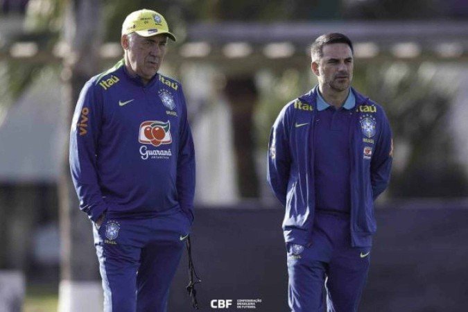 Ancelotti ao lado de Rodrigo Caetano em treino da Seleção Brasileira -  (crédito: Foto: Rafael Ribeiro / CBF)