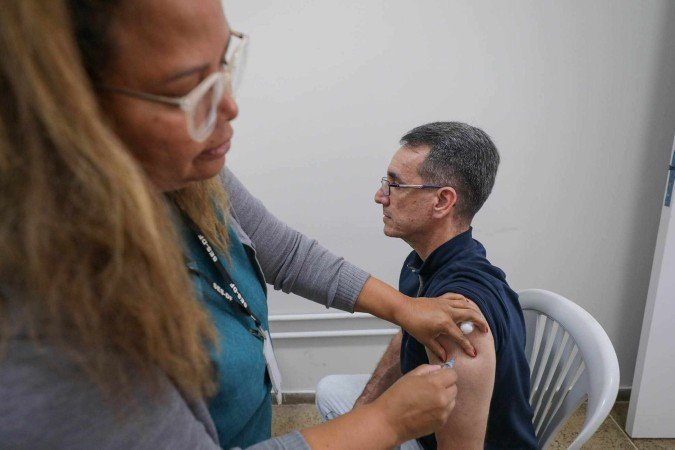 A vacina, atualizada anualmente, oferece proteção contra os vírus H1N1, H3N2 e B - (crédito: Tony Oliveira / Agência Brasilia) A vacina, atualizada anualmente, oferece proteção contra os vírus H1N1, H3N2 e B - (crédito: Tony Oliveira / Agência Brasilia)