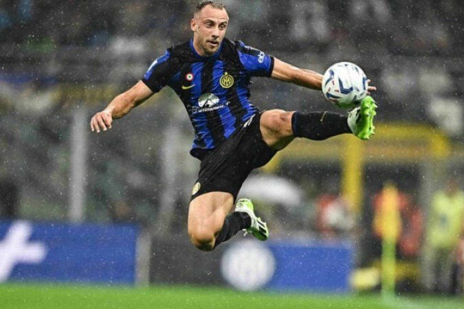 Carlos Augusto, lateral reserva da Inter de Milão, é o último a se apresentar para o trinador Carlo Ancelotti - (crédito: Foto: Gabriel Bouys/AFP via Getty Images) Carlos Augusto, lateral reserva da Inter de Milão, é o último a se apresentar para o trinador Carlo Ancelotti - (crédito: Foto: Gabriel Bouys/AFP via Getty Images)