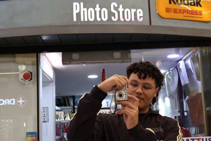  Augustus é apaixonado por câmeras digitais 
      