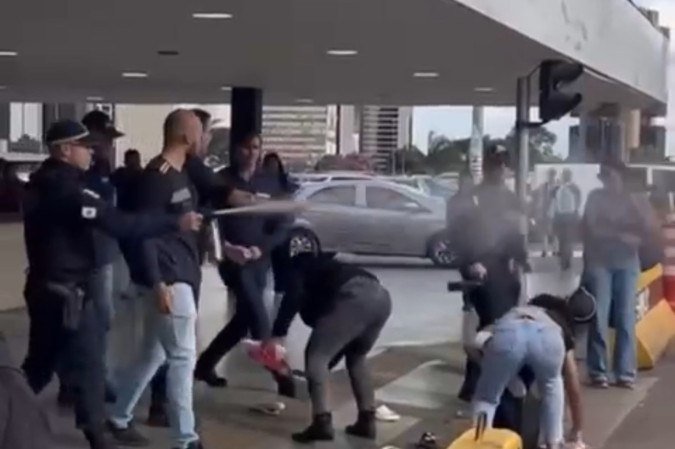 PMs usam spray de pimenta em ambulantes na Rodoviária - (crédito: Material cedido/ Recanto Alerta) PMs usam spray de pimenta em ambulantes na Rodoviária - (crédito: Material cedido/ Recanto Alerta)