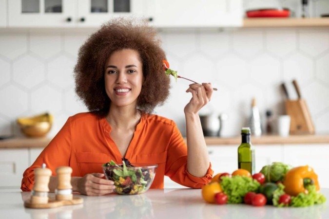Certos alimentos podem contribuir para a saúde da mulher após os 40 anos (Imagem: Prostock-studio | Shutterstock) -  (crédito: EdiCase)