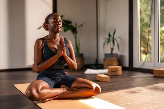 O yoga às cegas é uma experiência sensorial única (Imagem: f.t.Photographer | Shutterstock) - (crédito: EdiCase) O yoga às cegas é uma experiência sensorial única (Imagem: f.t.Photographer | Shutterstock) - (crédito: EdiCase)