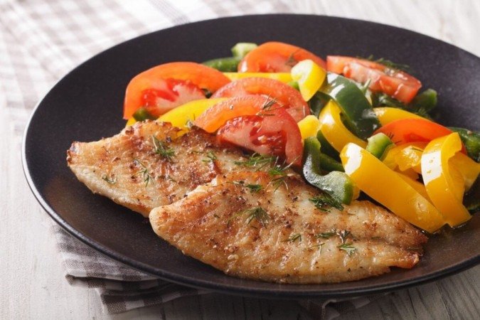 Filé de tilápia com vegetais salteados (Imagem: Sergii Koval | Shutterstock) -  (crédito: EdiCase)