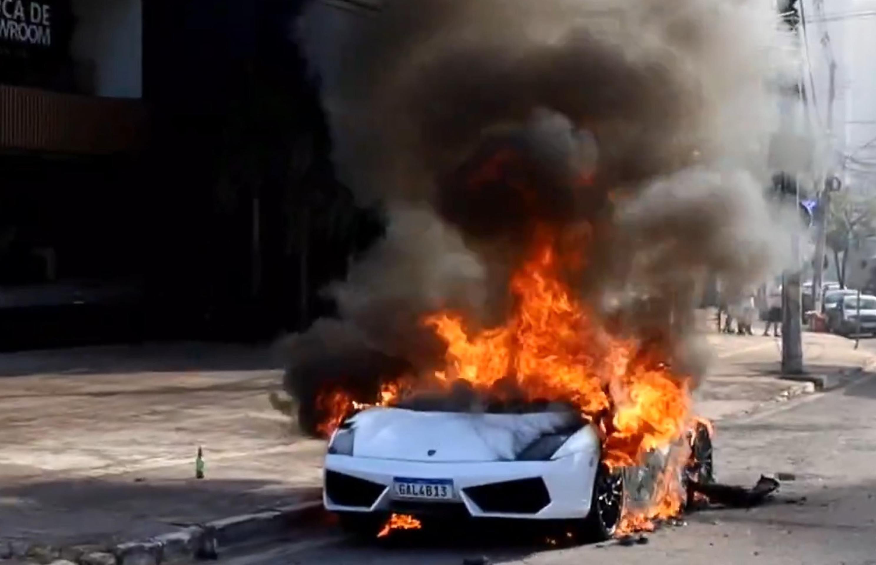 Lamborghini de mais de R$ 1 milhão pega fogo em Goiânia Lamborghini de mais de R$ 1 milhão pega fogo em Goiânia