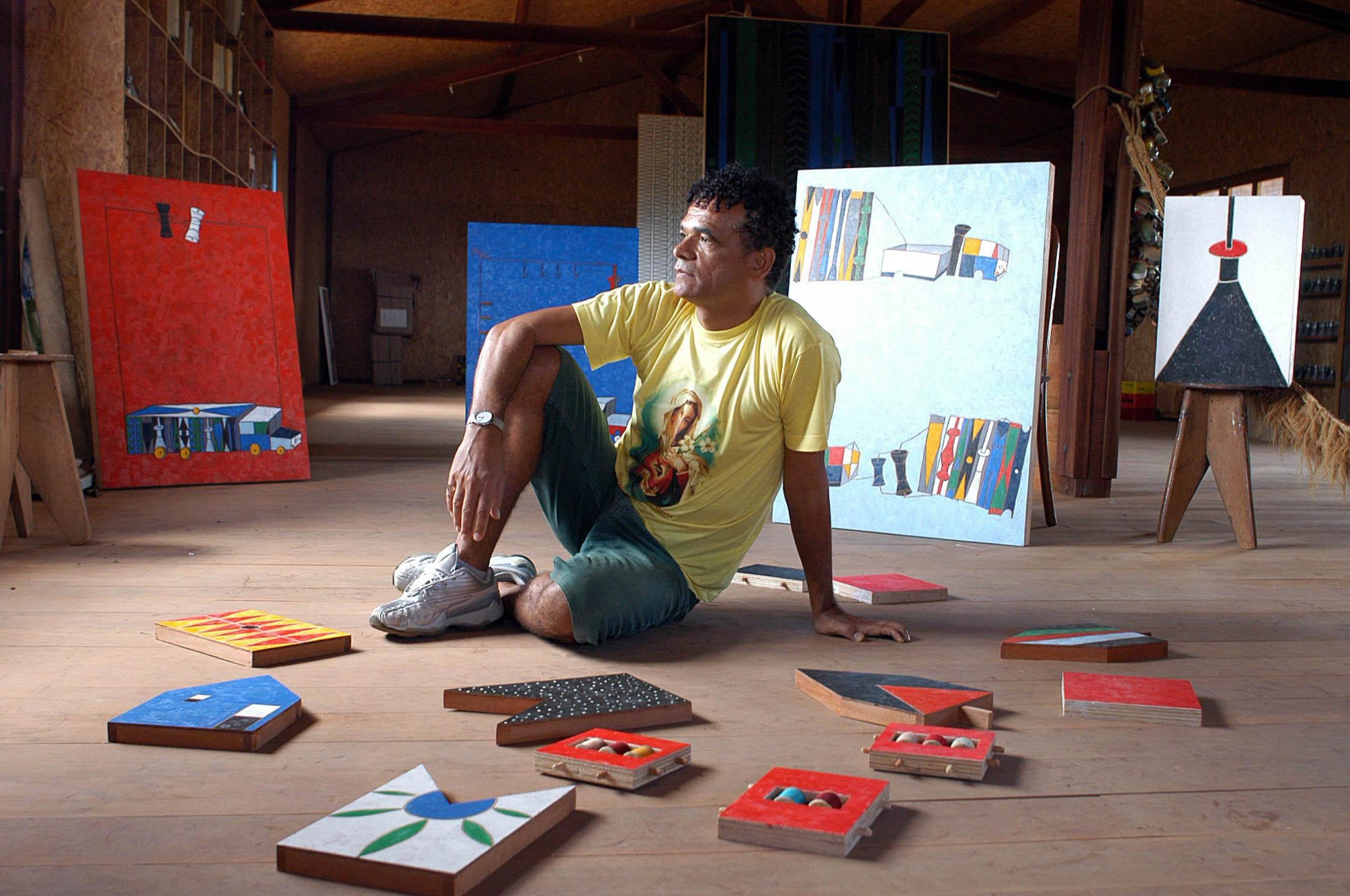 19/002/2004. Foto:Zuleika de Souza/CBPress. Artista Plastico, Francisco Galeno (48 anos) em sua casa-atelier em Brazlânndia-DF. CB, 13 jun. 2004. Caderno C, p. 6.        