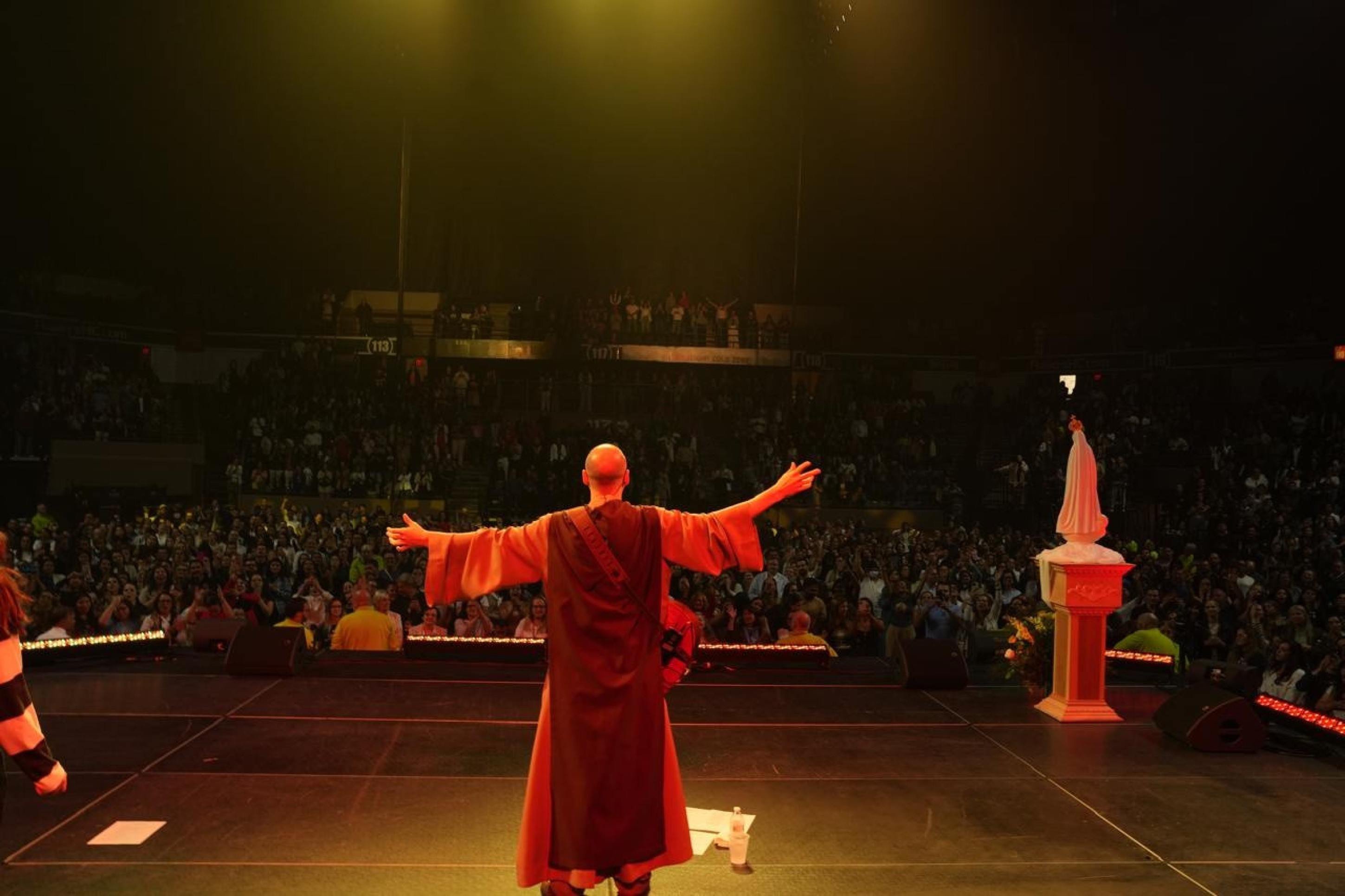 Frei Gilson reúne mais de 10 mil fiéis em Massachusetts