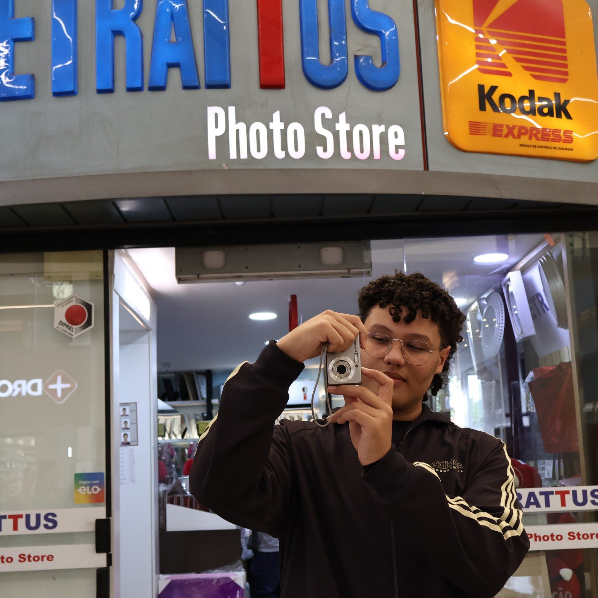  Augustus é apaixonado por câmeras digitais 
      