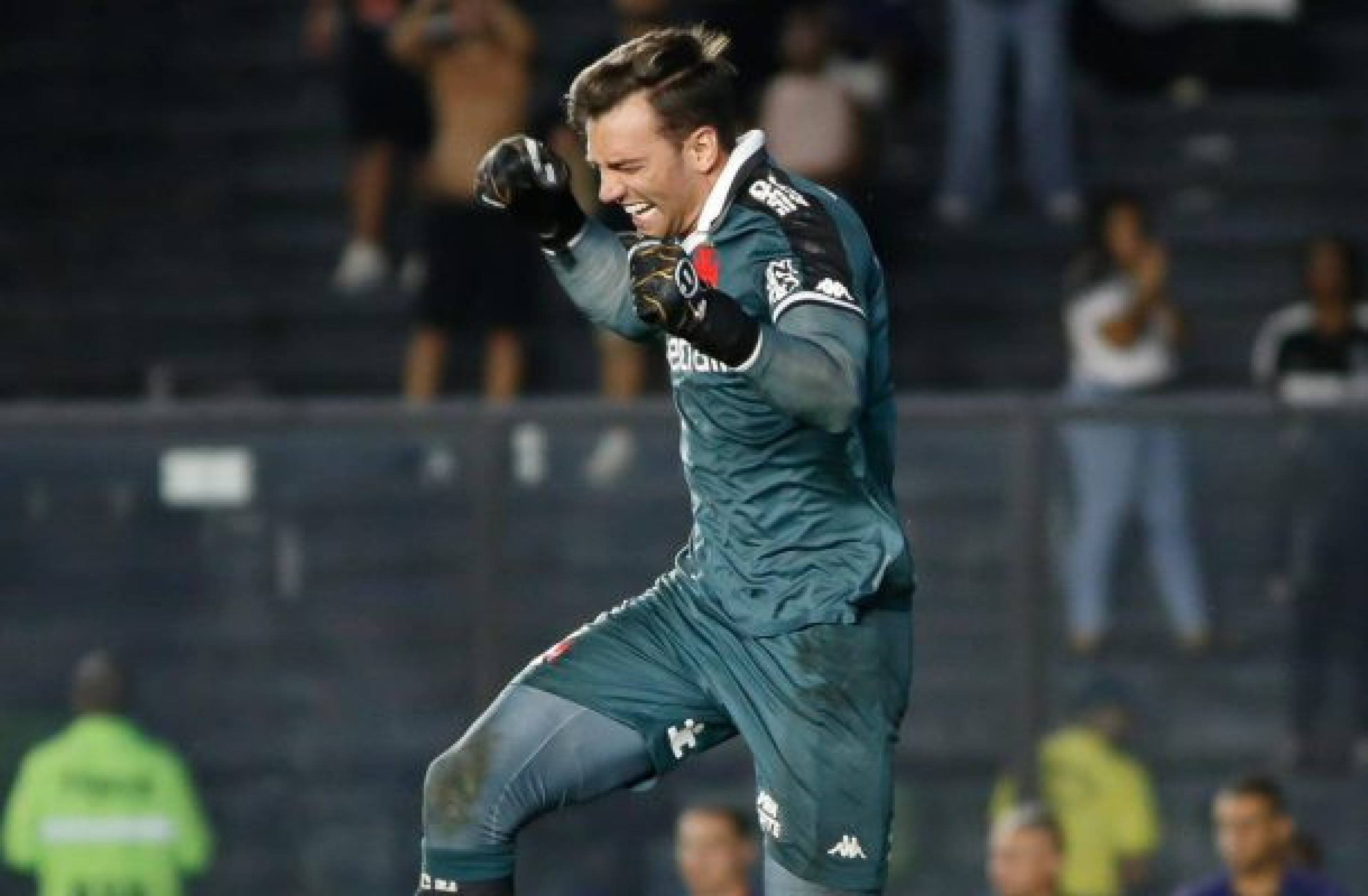 Vasco segue tentando renovar com Léo Jardim: ‘Diálogo permanente’