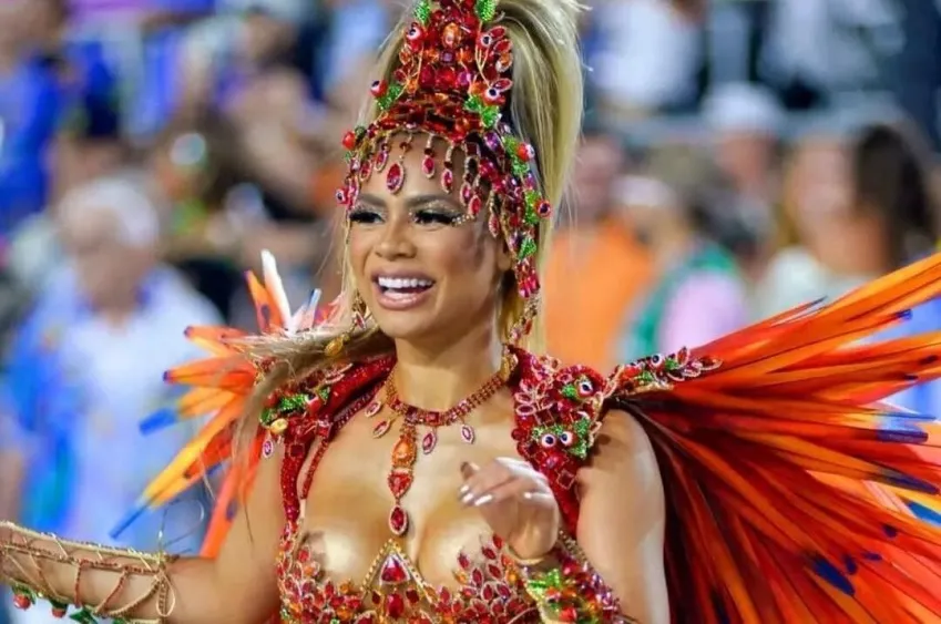 Lexa assume posto de madrinha de bateria da Dragões da Real