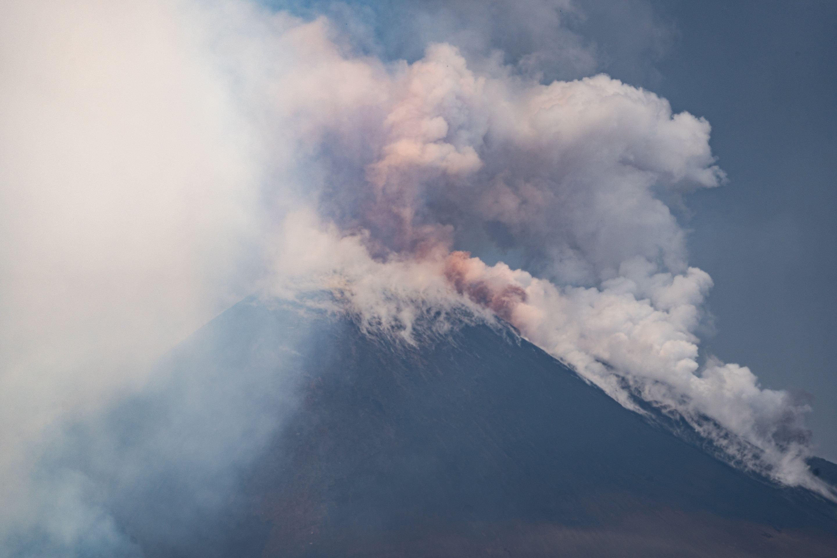 Fumaça sobe da cratera do vulcão Etna durante sua erupção, no Monte Etna, perto de Catânia, em 2 de junho de 2025