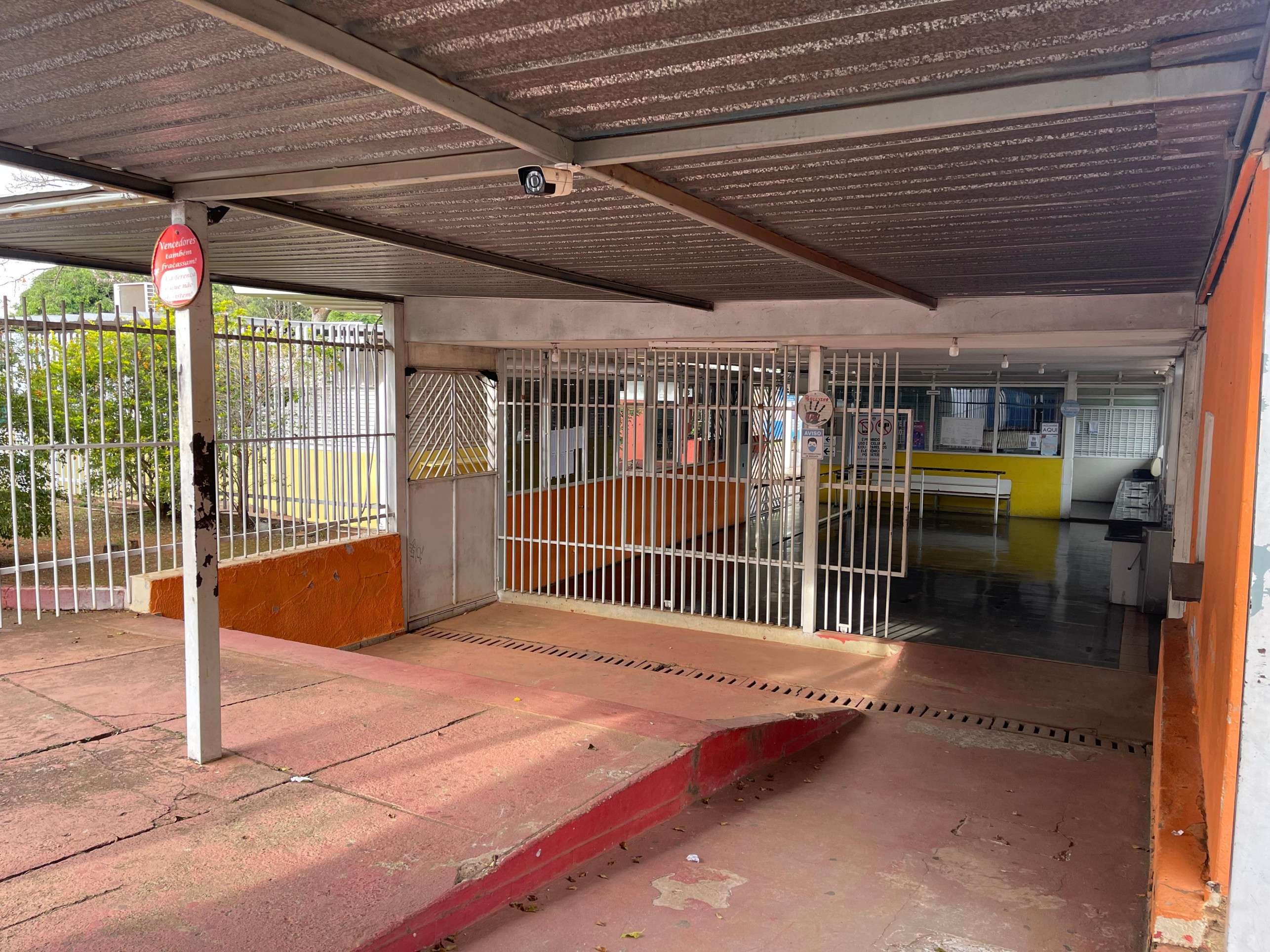 Centro de Ensino Médio Asa Branca (CEMAB), em Taguatinga, funciona com 90% de adesão a greve nesta segunda-feira (2/6)