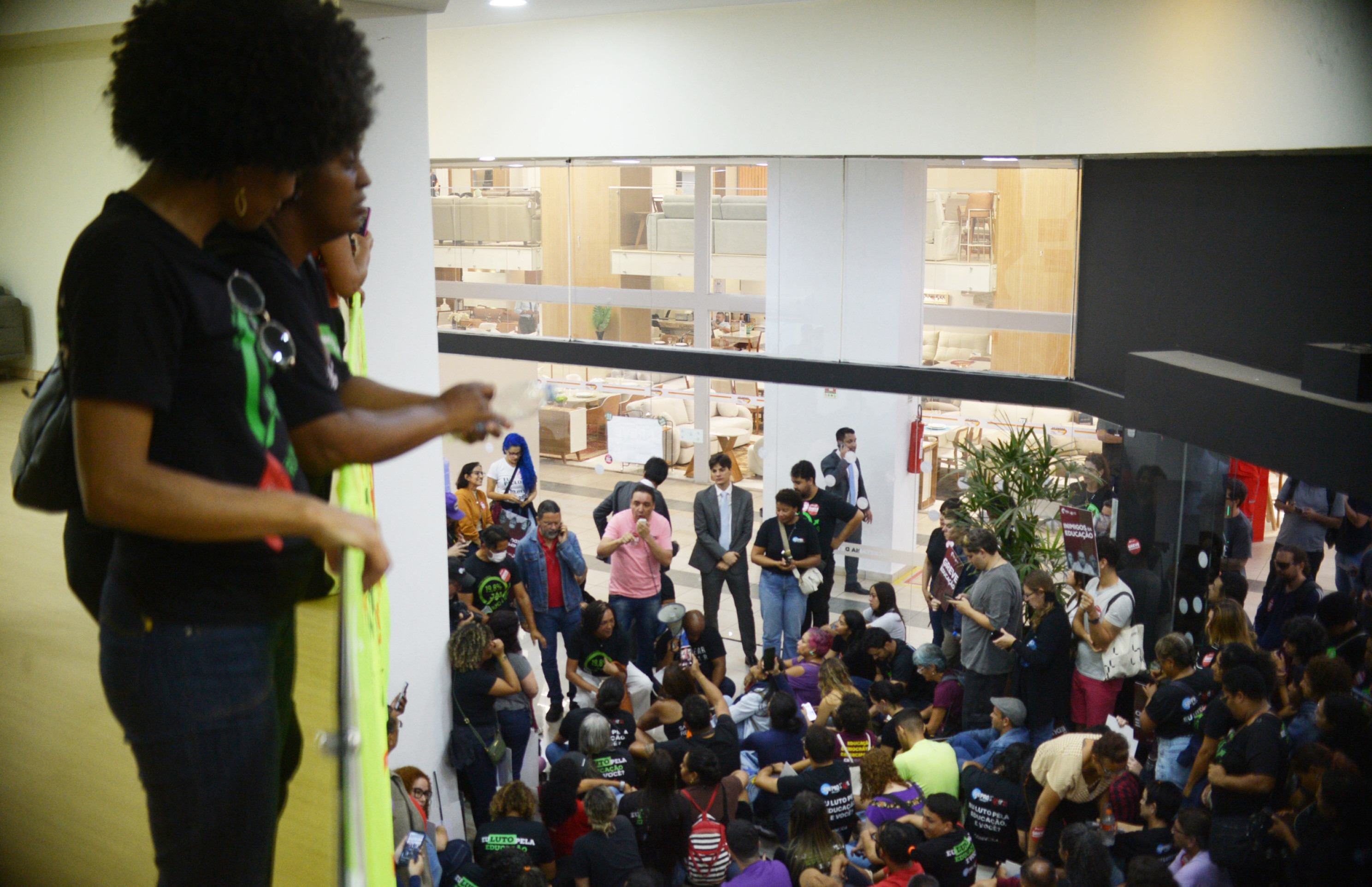 Shopping ID se pronuncia sobre uso de spray de pimenta contra professores