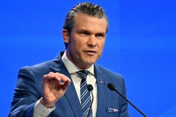 Pete Hegseth ordenou a troca de nome de navio que homenageia ícone gay
- (crédito: AFP) Pete Hegseth ordenou a troca de nome de navio que homenageia ícone gay
- (crédito: AFP)