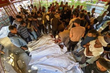 Palestinos observam corpos de familiares mortos por disparos de tanques israelenses, no Hospital Nasser, em Rafah: incidentes repetidos  -  (crédito: AFP)
