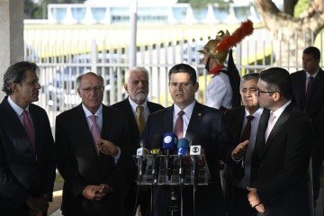 Autoridades participam de uma coletiva de imprensa após reunião com Lula no Palácio da Alvorada -  (crédito: Mateus Bonomi/ESTADÃO CONTEÚDO)