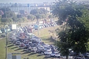 O fluxo na via ficou intenso, por causa do acidente -  (crédito: Divulgação/DER-DF)