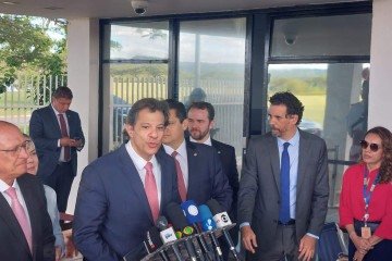 'Há um compromisso de não anunciar essas medidas antes de uma reunião com os líderes, nem parcialmente, em respeito ao Congresso Nacional', disse Haddad a jornalistas na porta do Alvorada
- (crédito: Victor Correia/CB/DA.Press)