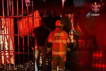 Incêndio em distribuidora ocorreu na noite de segunda (2) -  (crédito: Divulgação/CBMDF)