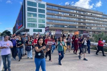O grupo, que integra o movimento grevista da categoria, desceu pela vias da Asa Norte para continuar o manifest - (crédito: Davi Cruz) O grupo, que integra o movimento grevista da categoria, desceu pela vias da Asa Norte para continuar o manifest - (crédito: Davi Cruz)