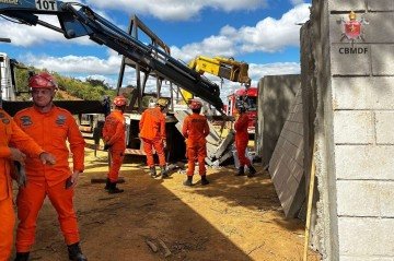 Homem morre ao ser atingido por placas de concreto em canteiro de obras -  (crédito: CBMDF)
