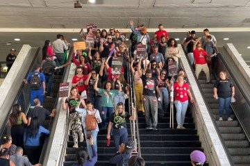 Professores da rede pública chegam à rodoviária -  (crédito: Davi Cruz)