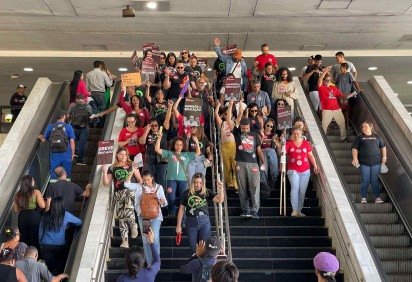 Professores da rede pública chegam à rodoviária -  (crédito: Davi Cruz)