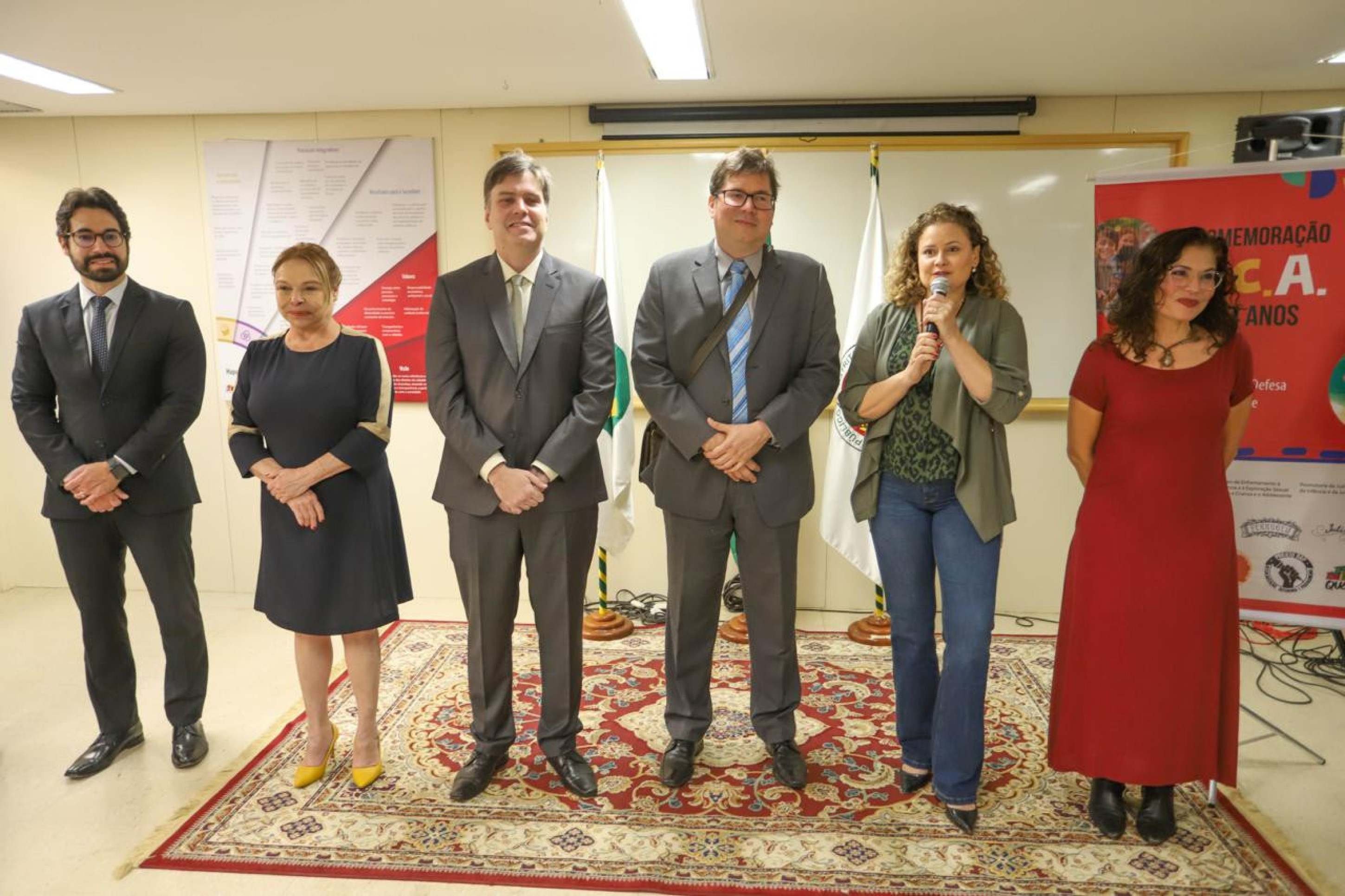  Da esquerda para direita: Ruy Reis (Assessor de Políticas Institucionais), Selma Sauerbronn (Vice-procuradora-geral de Justiça), Georges Seigneur (Procurador-geral de Justiça), Paulo Quintela, Liz-Elainne Mendes (Promotora de Justiça) e Luisa de Marillac Passos (Promotora de Justiça