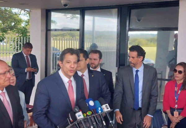 'Há um compromisso de não anunciar essas medidas antes de uma reunião com os líderes, nem parcialmente, em respeito ao Congresso Nacional', disse Haddad a jornalistas na porta do Alvorada
- (crédito: Victor Correia/CB/DA.Press)