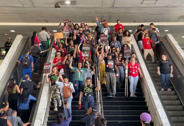 Professores da rede pública chegam à rodoviária - (crédito: Davi Cruz)