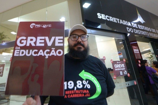 03/06/2025 - Ed Alves CB/DA Press. Cidades. Greve dos professores - Na Secretaria de Educação. Na foto, Gustavo Paiva. - (crédito: Ed Alves CB/DA Press) 03/06/2025 - Ed Alves CB/DA Press. Cidades. Greve dos professores - Na Secretaria de Educação. Na foto, Gustavo Paiva. - (crédito: Ed Alves CB/DA Press)