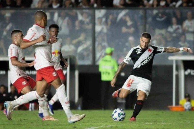 Coutinho pode seguir no Vasco após fim de empréstimo com o Villa - (crédito: Foto: Matheus Lima/Vasco) Coutinho pode seguir no Vasco após fim de empréstimo com o Villa - (crédito: Foto: Matheus Lima/Vasco)