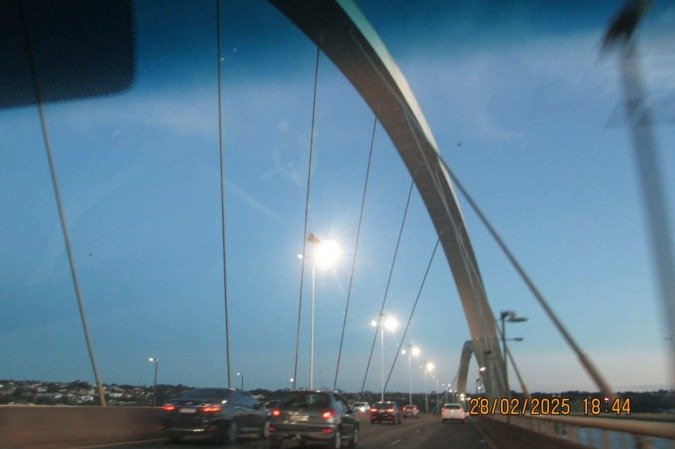 É com uma câmera na mão que Maria Luisa captura o mundo
