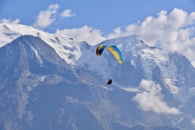 O parapente é um esporte aéreo que consiste em voar utilizando um velame leve e flexível, semelhante a um paraquedas, mas projetado para planar. - (crédito: JackieLou DL/Pixabay) O parapente é um esporte aéreo que consiste em voar utilizando um velame leve e flexível, semelhante a um paraquedas, mas projetado para planar. - (crédito: JackieLou DL/Pixabay)