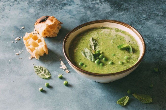 Sopa de ervilha com hortelã (Imagem: Anna Puzatykh | Shutterstock) - (crédito: EdiCase) Sopa de ervilha com hortelã (Imagem: Anna Puzatykh | Shutterstock) - (crédito: EdiCase)