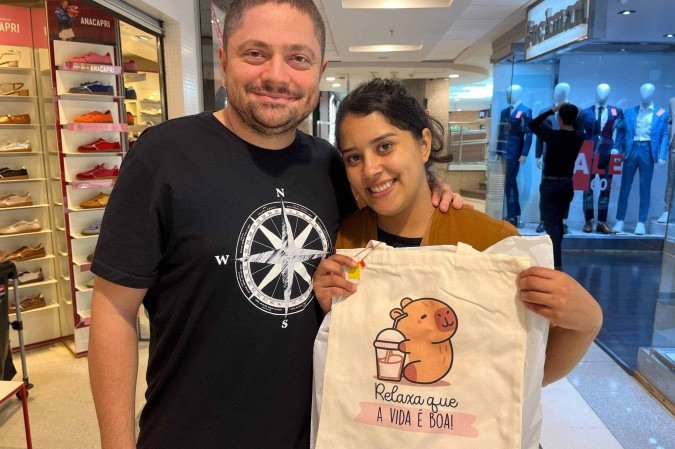 Eduardo, 41, e Rayanne, 29, se presenteiam com antecedência - (crédito: Vitória Torres/CB) Eduardo, 41, e Rayanne, 29, se presenteiam com antecedência - (crédito: Vitória Torres/CB)