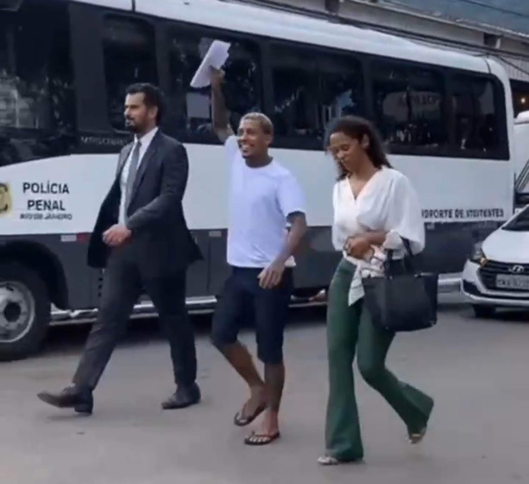 Mc Poze do Rodo deixa a prisão e é recebido com festa por fãs e amigos