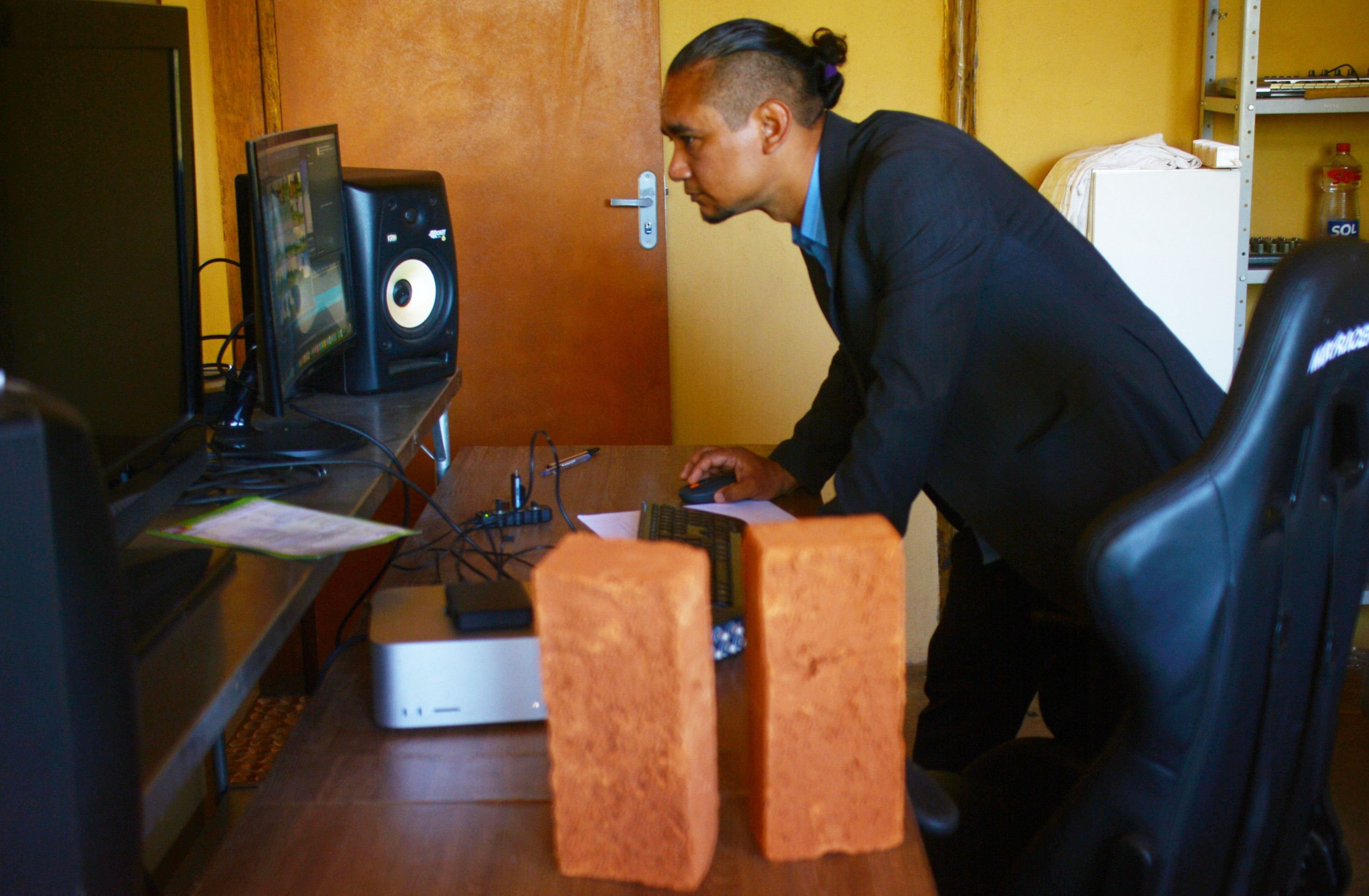  04/06/2025 - Ed Alves CB/DA Press. Trabalho e Fromação Profissional. Empreendedorismo. Casas de tijolo Adobe. Na foto, Jefferson Sooma. 
