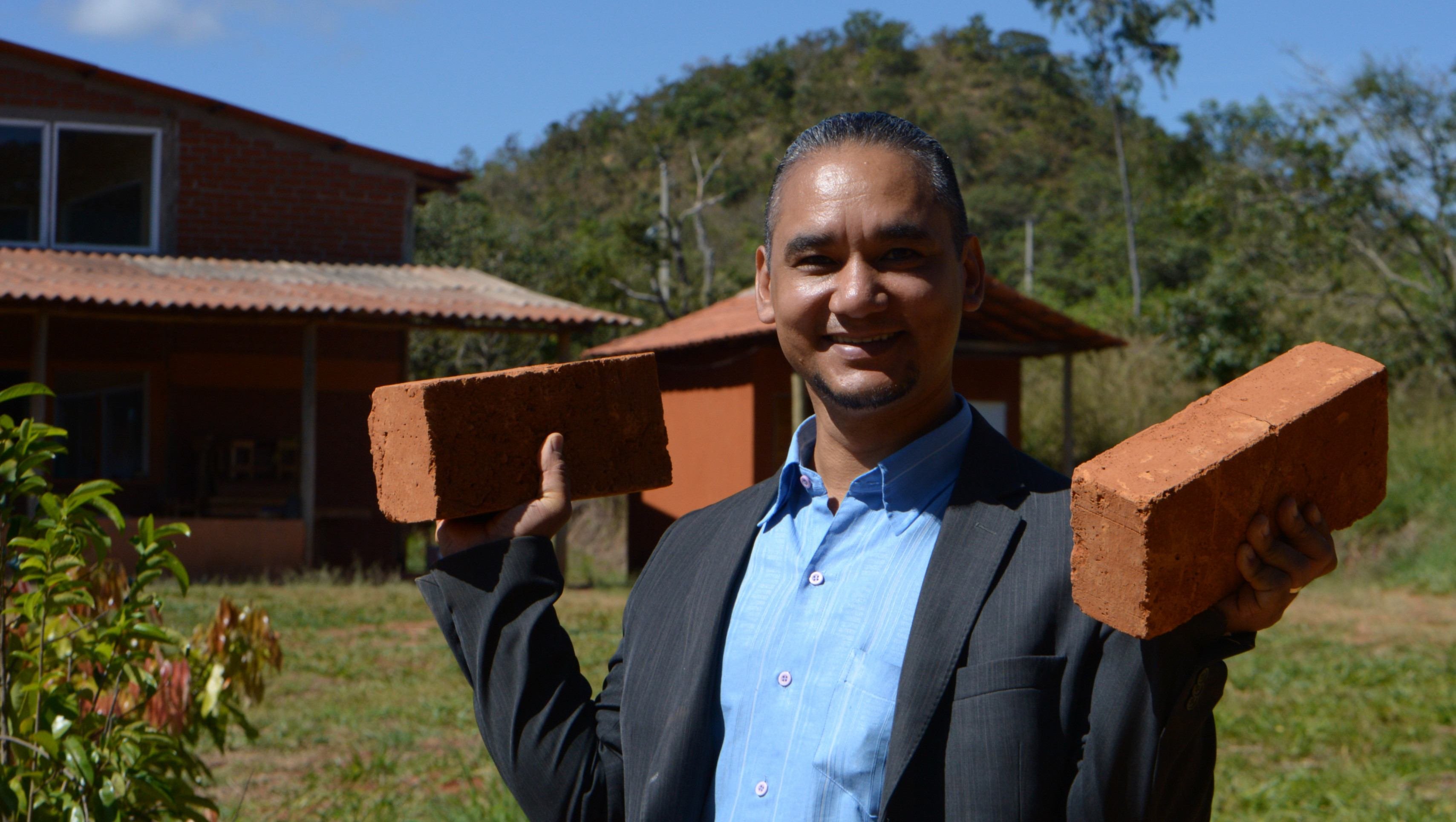  04/06/2025 - Ed Alves CB/DA Press. Trabalho e Fromação Profissional. Empreendedorismo. Casas de tijolo Adobe. Na foto, Jefferson Sooma. 