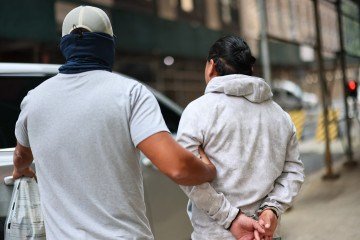 Serviço de Imigração e Fiscalização Aduaneira dos Estados Unidos prende imigrante irregular -  (crédito:  Getty Images via AFP)