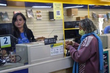 Aposentados e pensionistas podem ser atendidos presencialmente em agências habilitadas desde o dia 30 de maio -  (crédito: Antonio Cruz/Agência Brasil)