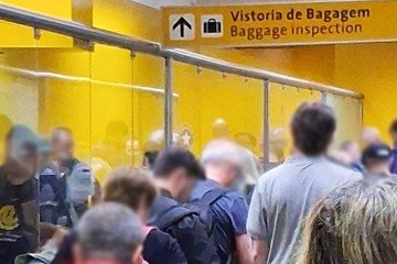 Na terça-feira (3), o Aeroporto Internacional de São Paulo, em Guarulhos, registrou longas filas nos terminais 2 e 3 devido à atuação dos fiscais tanto nas áreas de embarque quanto nas docas de importação -  (crédito: Divulgação/Sindifisco Nacioanal )