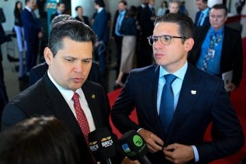 Hugo Motta e Davi Alcolumbre falaram com a imprensa pouco antes de receber as delegações do Brics -  (crédito: Edilson Rodrigues/Agência Senado  )