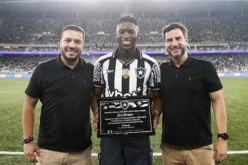 Luiz Henrique recebeu uma homenagem do Botafogo na vitória sobre o Ceará -  (crédito: Foto: Vitor Silva/Botafogo)
