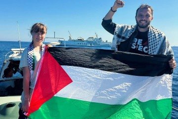 Greta Thunberg e Thiago Ávila e em embarcação rumo à Palestina. -  (crédito: Reprodução/Redes sociais)