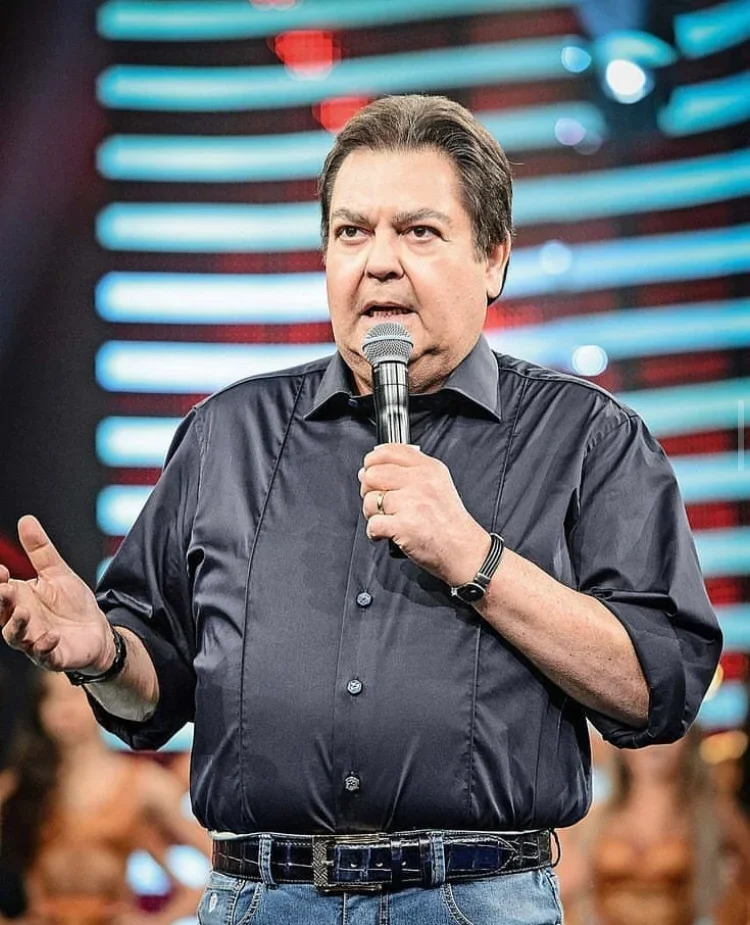 Faustão: O apresentador, que se afastou da TV e fez transplante de coração, também compartilhou que morre de medo de avião. Algumas pessoas contam que quando Faustão precisa fazer uma viagem internacional, chega a exigir o currículo dos pilotos para conferir a experiência e horas de voo. -  (crédito: reprodução)