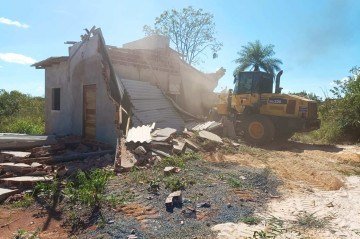 Operação em Planaltina demoliu quatro construções de alvenaria, dois galpões e estruturas de madeira e metal.  -  (crédito: DF Legal)