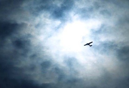 As nuvens afetam a visibilidade, a turbulência, o consumo de combustível e os processos de navegação aérea. Nuvens de tempestade representam risco de ventos cortantes e granizo, enquanto as nuvens densas obrigam aeronaves a voarem acima ou ao redor delas. -  (crédito: Reprodução do X @BlacksWeather)